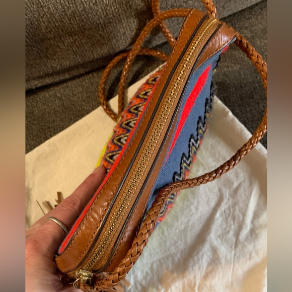 EUC🔥AUTHENTIC TORY BURCH linen/braided leather zip top crossbody with tassels - Picture 5 of 14